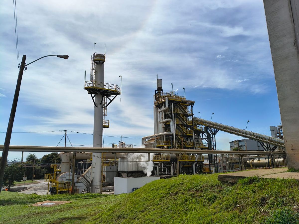 Planta industrial com captores instalados no topo das estruturas elevadas
